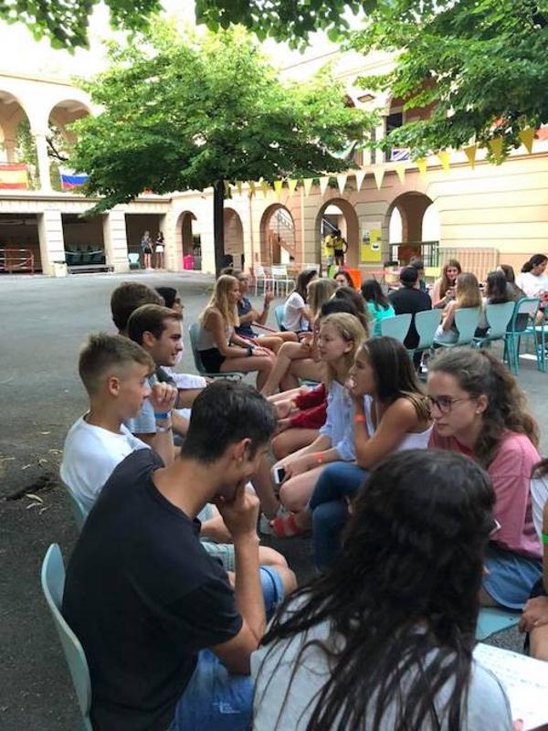 jeunes assis sur des chaises dehors pour une activité du séjour linguistique