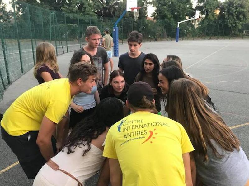 Equipe réunies sur une terrain du basket du séjour linguistique