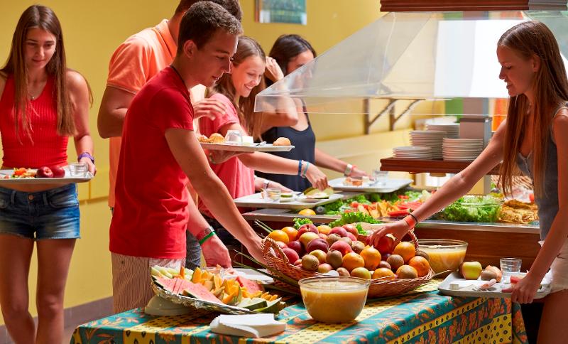 Buffet du séjour linguistique avec des fruits 