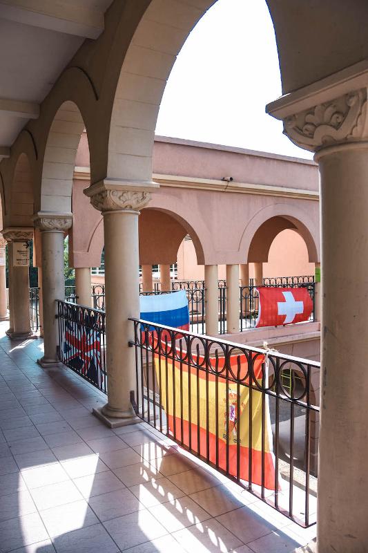 Balcon du campus du séjour linguistique avec des drapeaux de différents pays