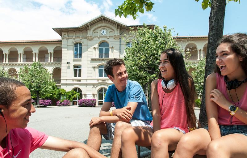 jeunes devant le campus du séjour linguistique