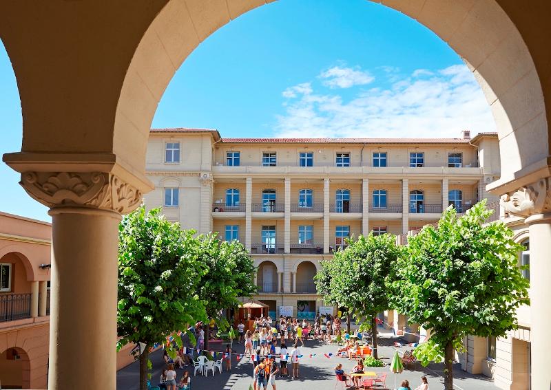 Vue sur la cour et les bâtiments du campus du séjour linguistique
