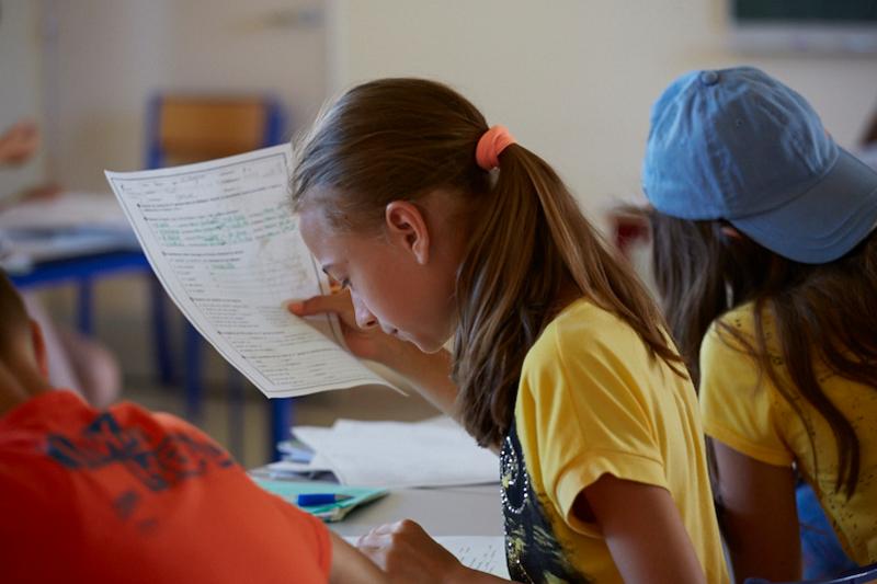 élève du séjour linguistique concentrée pendant des exercices