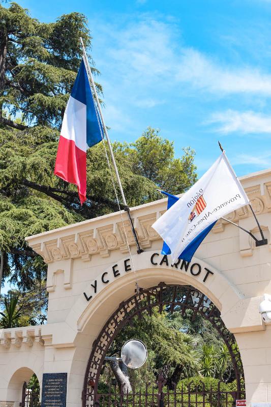Entrée du lycée du séjour linguistique avec drapeau français