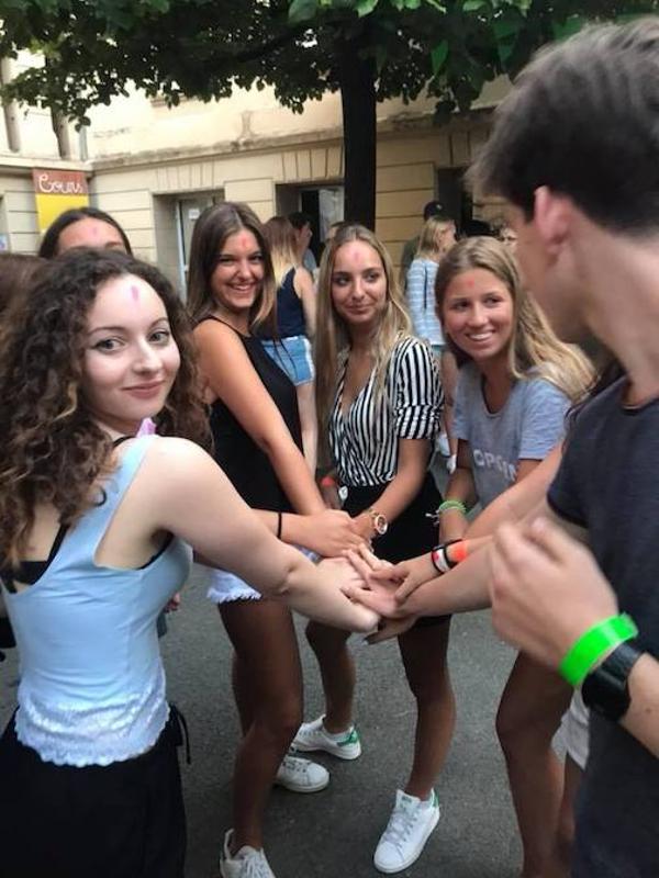 Groupe de jeunes du séjour linguistique se tenant les mains