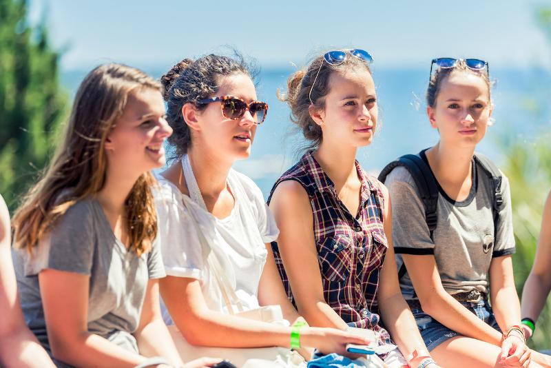 4 ados prises en photo lors d'une sortie du séjour linguistique