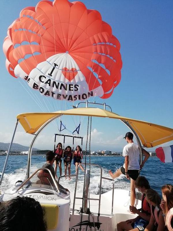 Activité nautique parachute attaché à un bateau pendant le séjour linguistique à Cannes