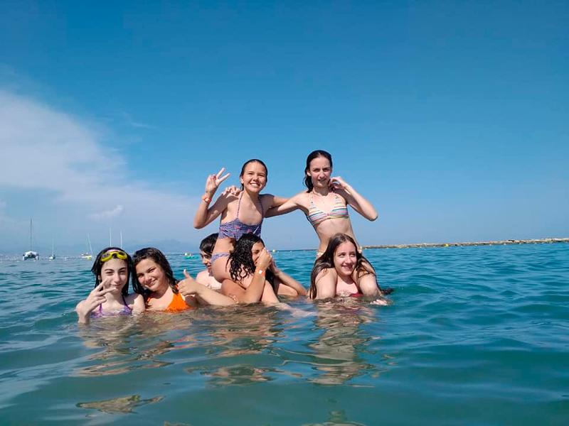 Groupes de filles en train de se baigner pendant le séjour linguistique