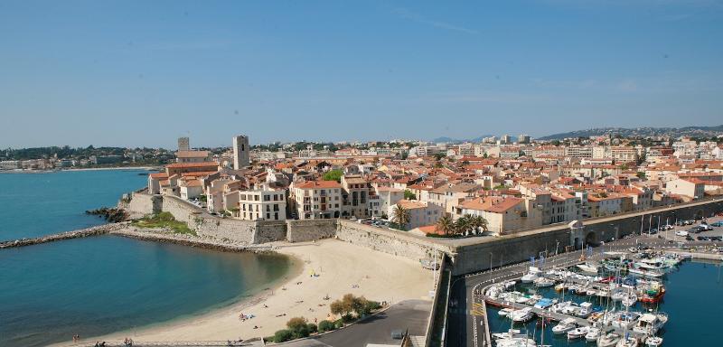 Vue de la plage du port et de la ville d'Antibes où se déroule le séjour linguistique