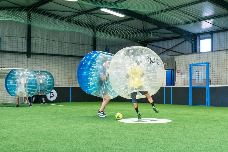 Enfants pendant une partie de bubble football lors du séjour linguistique