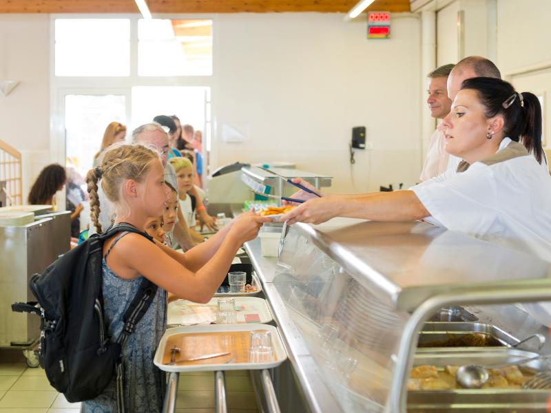 Enfants à la cantine du séjour linguistique