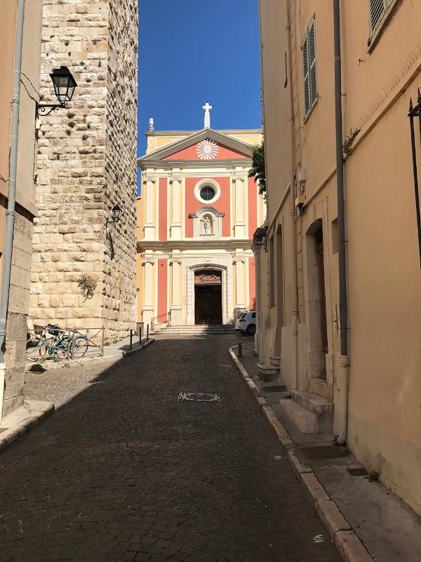 Ruelle avec une église au fond lors d'une excursion du séjour linguistique
