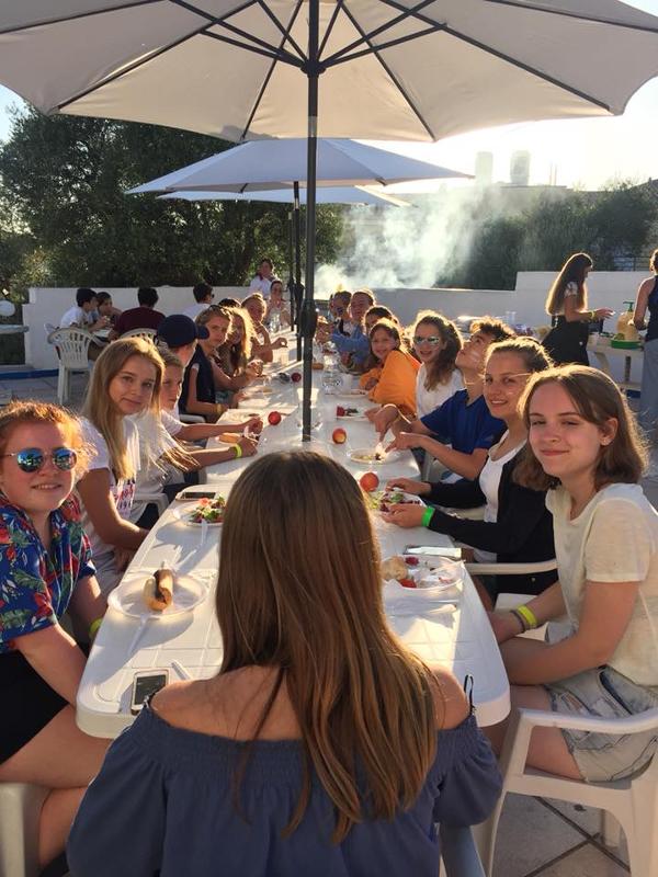 Repas avec tous les participants du séjour linguistique autour d'une grande table