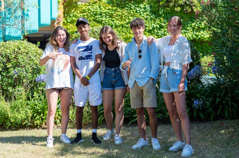groupe de 5 étudiants du séjour linguistique dans un jardin
