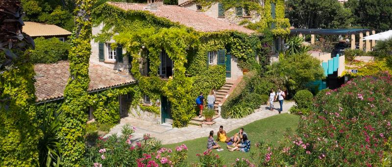 vue en hauteur d'une maison avec jardin du séjour linguistique