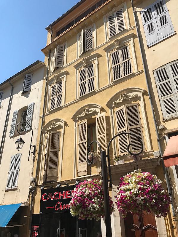 Façade d'une maison d'un village du sud lors du séjour linguistique