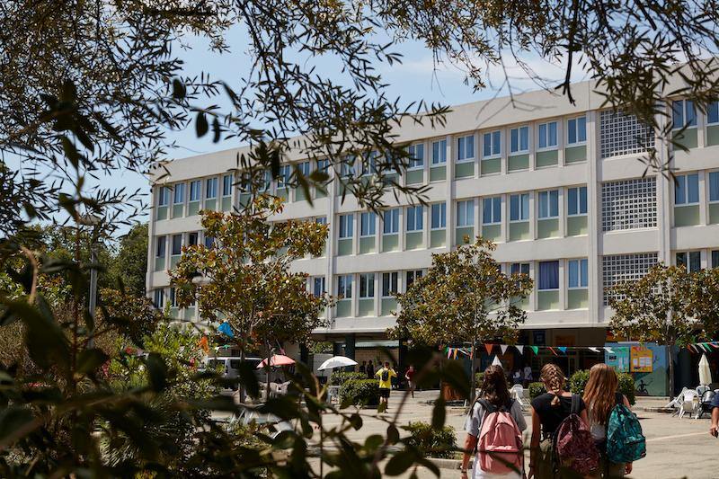 Extérieur de l'école de langue du séjour linguistique