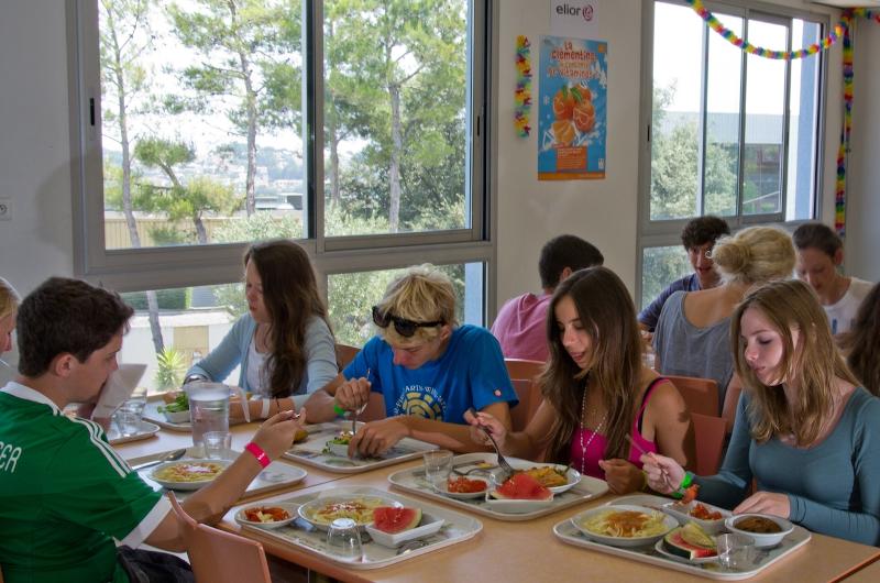 Jeunes en train de manger à la cantine du séjour linguistique