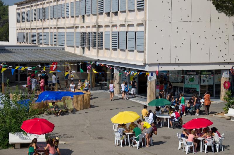 Extérieur de l'école du séjour linguistique avec des tables et des parasols