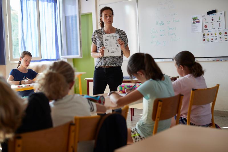 Professeure pendant un cours de langue du séjour linguistique