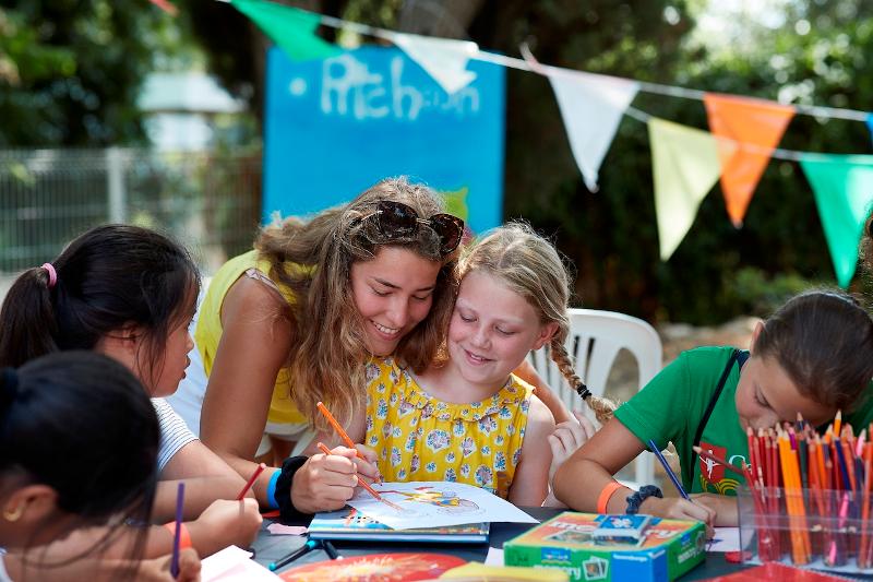 Jeunes et animatrices en train de dessiner pendant une activité du séjour linguistique