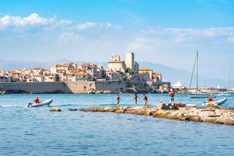 Vue d'Antibes avec la mer devant pour le séjour linguistique