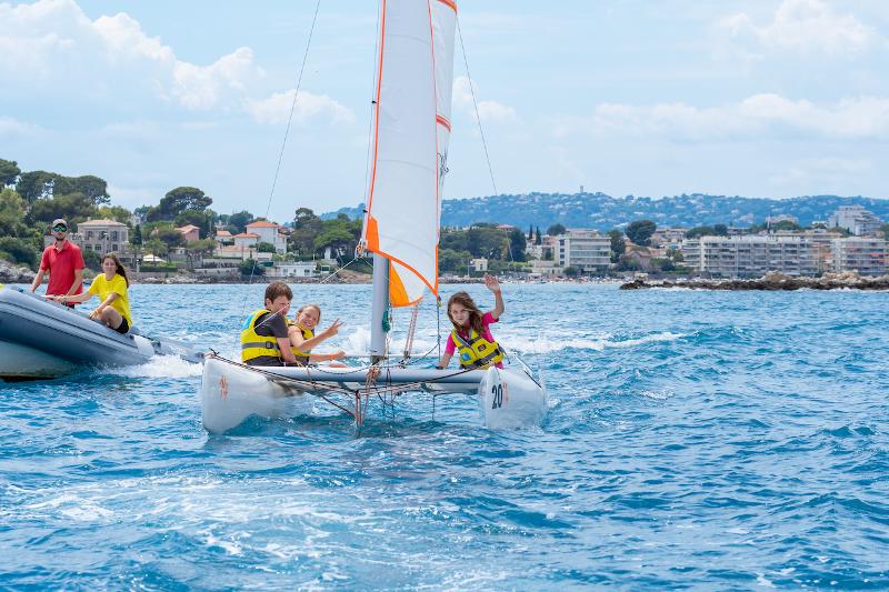 Enfants sur un bateau à voile pendant une activité du séjour linguistique à Antibes