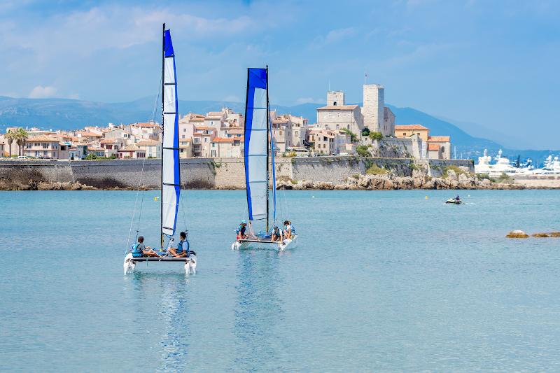 deux voiliers sur l'eau en colonie de sport