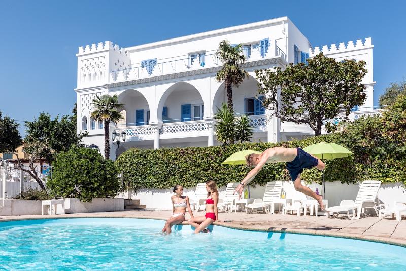garçon faisant un plongeon dans la piscine du séjour linguistique