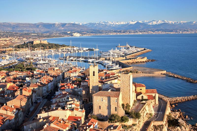Vue en hauteur de la ville d'Antibes, du port, de la mer avec les montagnes au loin, lieu de séjour du séjour linguistique