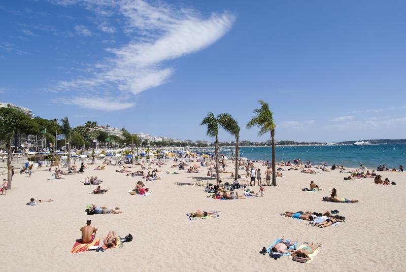 des gens se reposent sur la plage en colonie indonésie 