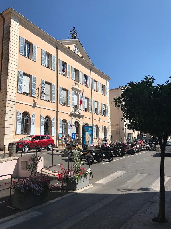 Rue de la mairie de la ville d'Antibes lors du séjour linguistique