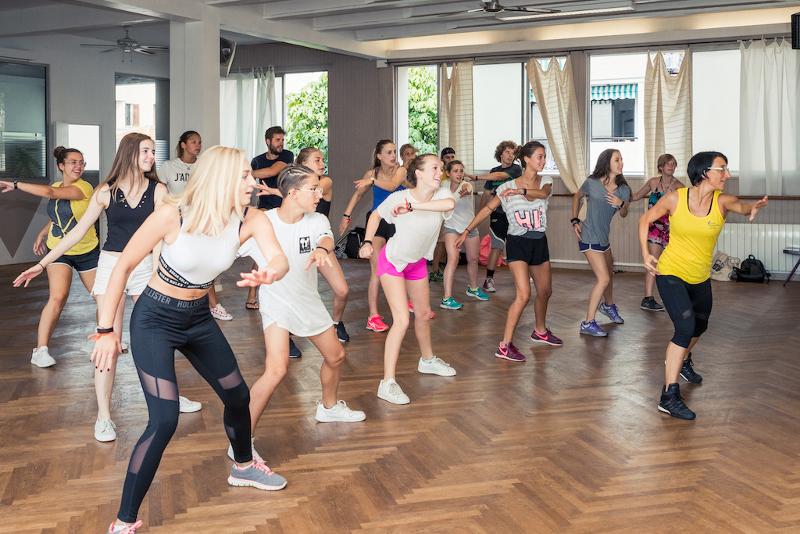 Jeunes pendant un cours de danse du séjour linguistique