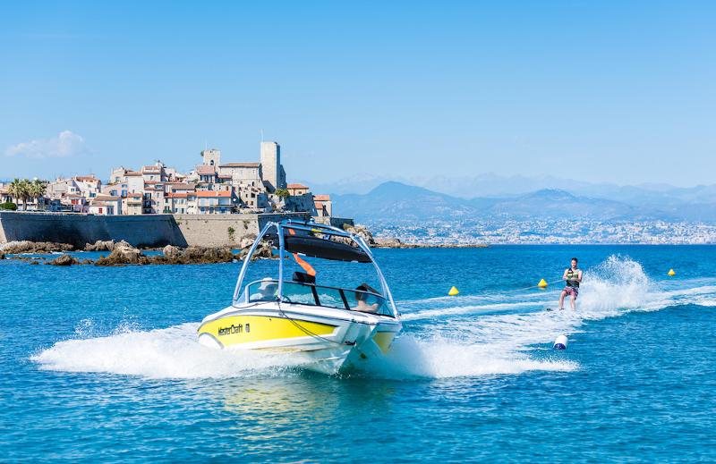Bateau avec ski nautique en mer lors du séjour linguistique