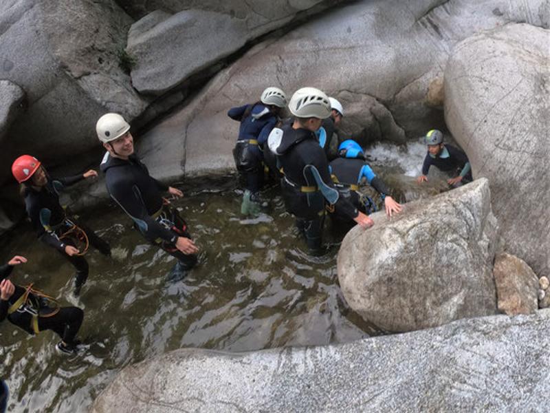 Des enfants font du canyoning dans leur colonie de vacances en Pyrénées Orientales 