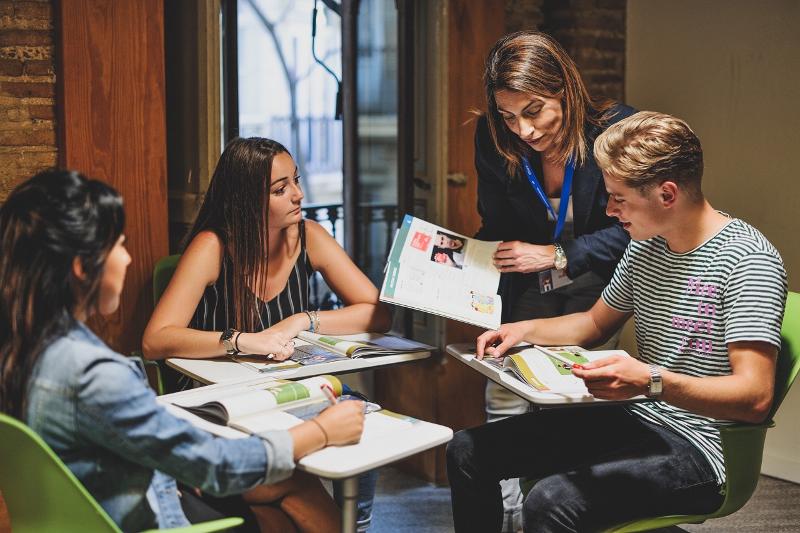 Ados apprennent avec institutrice
