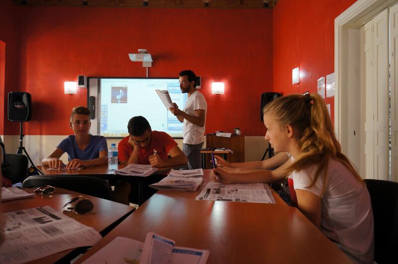 des enfants apprennent une nouvelle langue grâce à un séjour linguistique Malte famille d'accueil