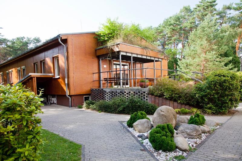 Extérieur du bâtiment de la cafétéria du sejour linguistique allemand au cœur de la forêt