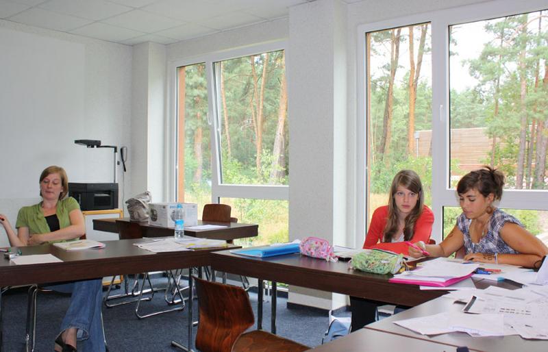 Jeunes qui étudient dans une salle
