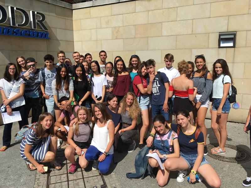 Groupe des participants du sejour linguistique allemand devant le musée de la DDR