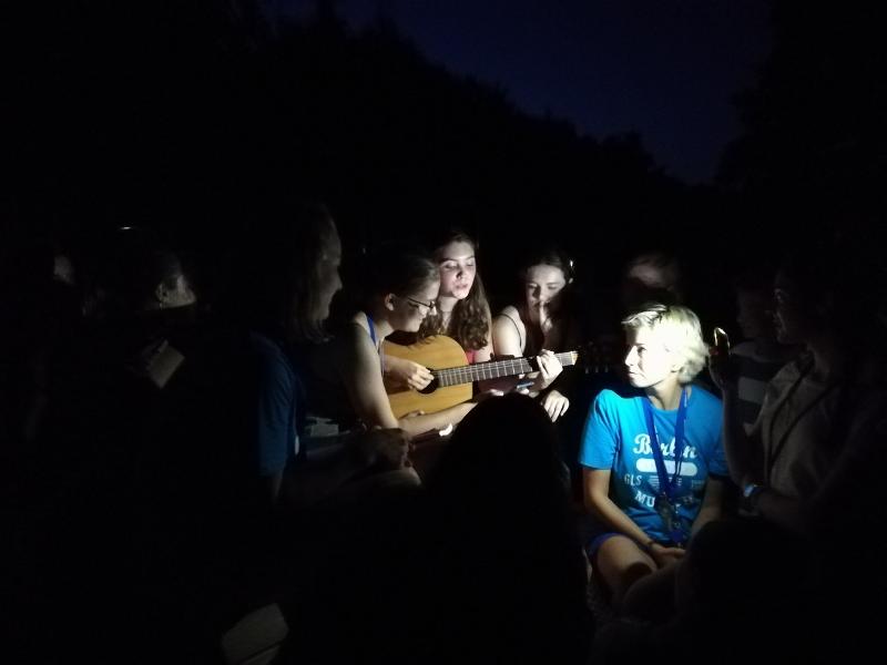 fille jouant de la guitare pour le reste du groupe pendant une veillée au sejour linguistique allemand