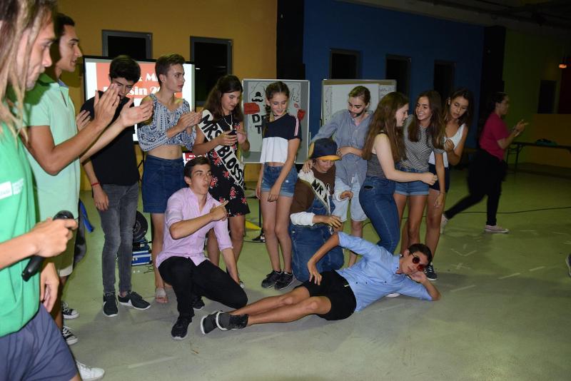 Groupe présentant un spectacle improvisé pendant une soirée lors du sejour linguistique allemand