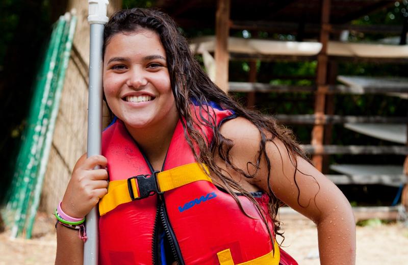 Fille avec un gilet de sauvetage et une rame avant une activité aquatique proposée lors du sejour linguistique allemand