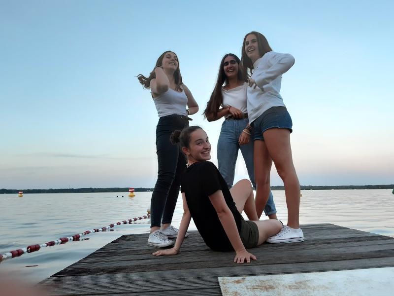 groupe de 4 filles sur un ponton pour admirer le coucher du soleil lors du sejour linguistique allemand