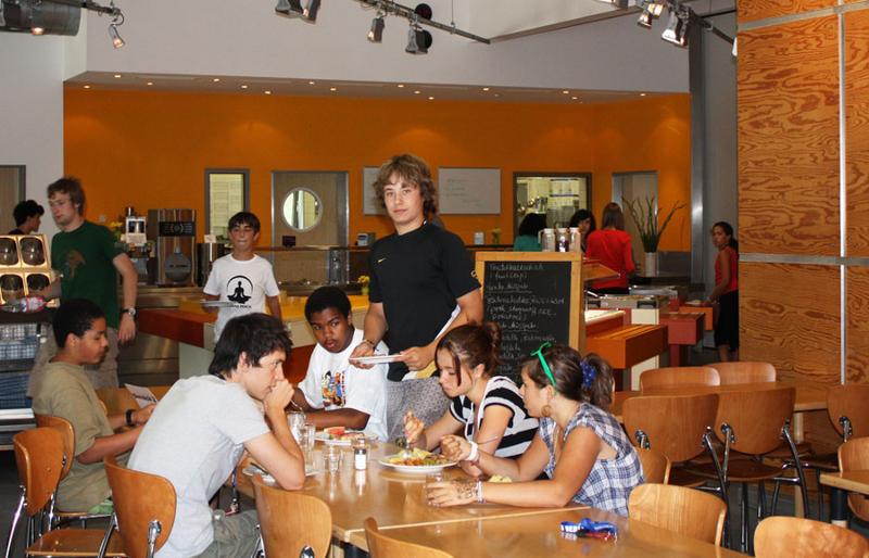 Groupe d'adolescents en train de manger à la cafétéria de l'école du sejour linguistique allemand