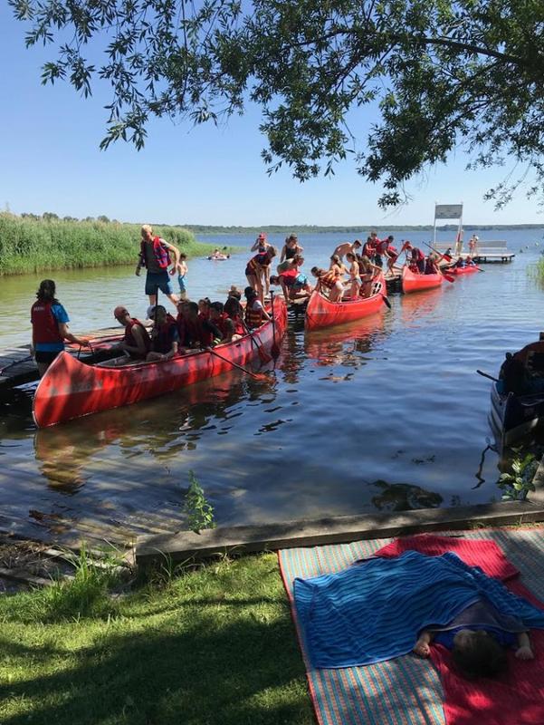 groupe sur des kayak amarrés prêt à partir naviguer pendant le sejour linguistique allemand