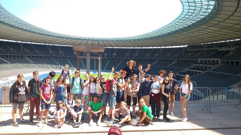 Photo de groupe lors de la visite du stade olympique de Berlin pendant le sejour linguistique allemand