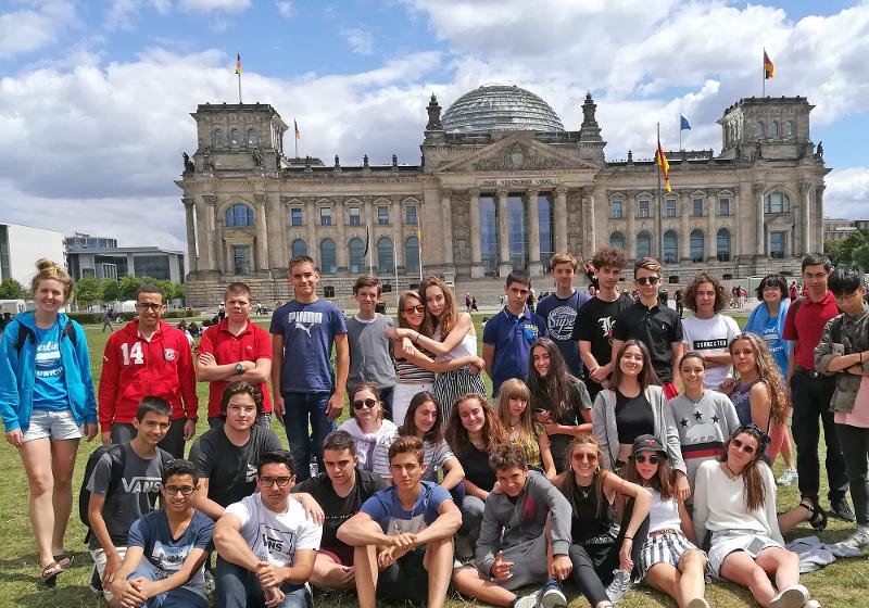 Photo de groupe devant le Reichstag à Berlin lors d'une excursion du sejour linguistique allemand