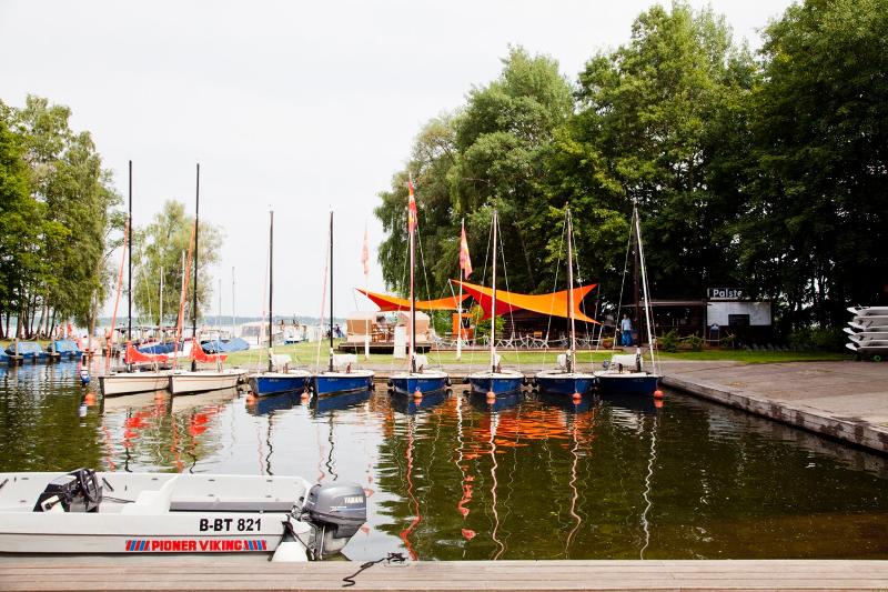 Petit port du centre nautique près du sejour linguistique allemand avec des bateaux à voile