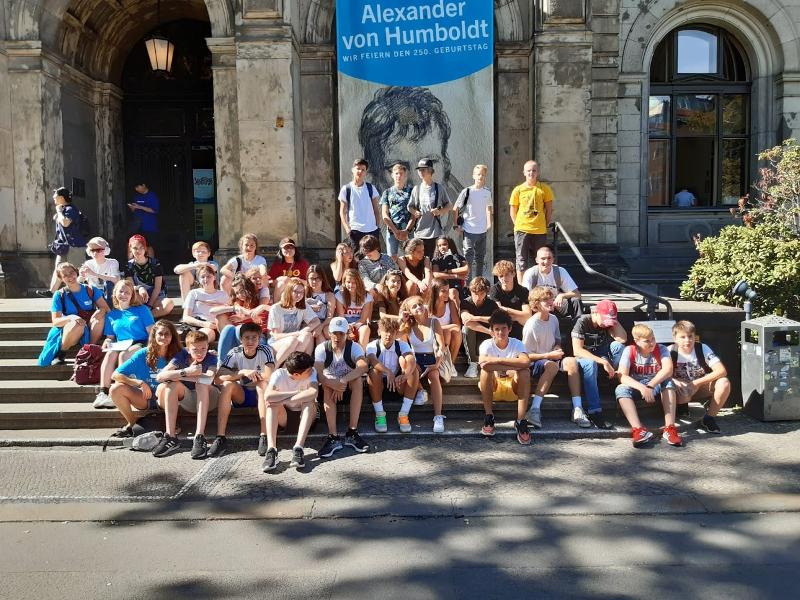 Photo de groupe sur les marches de l'université de Humbolt à l'occasion d'un sejour linguistique allemand
